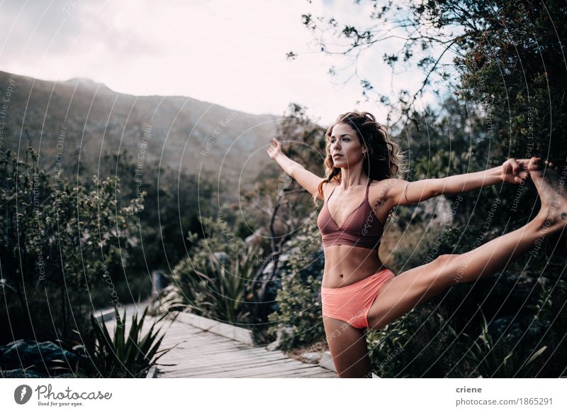Junges schönes kaukasisches weibliches erwachsenes übendes Yoga in der Natur Lifestyle Körper sportlich Fitness Leben Erholung Freizeit & Hobby Mensch