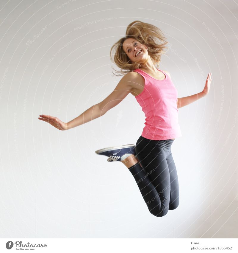 . Sport feminin 1 Mensch T-Shirt Hose Leggings Turnschuh blond langhaarig Bewegung lachen springen Gesundheit schön sportlich wild Lebensfreude Leidenschaft