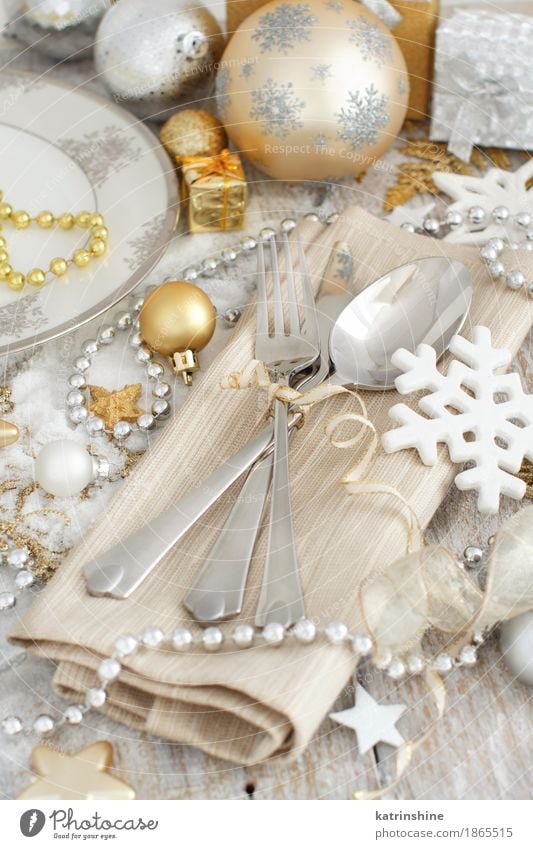 Silber und golden Christmas Table Setting Teller Besteck Messer Gabel Tisch außergewöhnlich grau Kugel Pastell Gast Weihnachten dekorieren speisend festlich