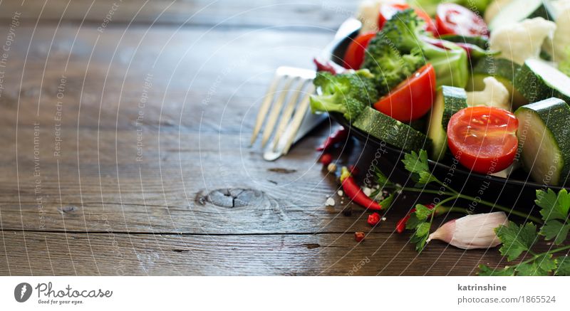 Frischgemüse auf einem Holztisch Gemüse Kräuter & Gewürze Essen Vegetarische Ernährung Diät Gabel Sommer Tisch Blatt dunkel frisch Gesundheit natürlich gelb
