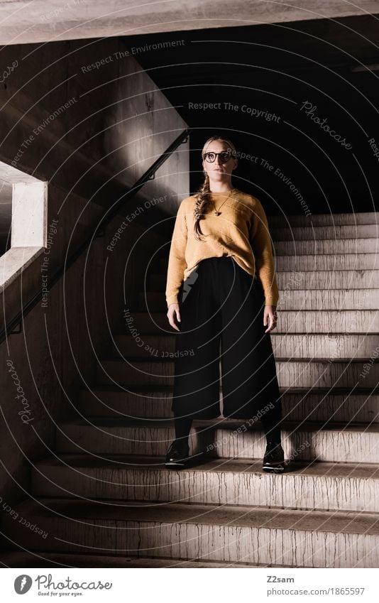 Licht und Schatten Lifestyle elegant Stil Junge Frau Jugendliche 18-30 Jahre Erwachsene Stadt Tunnel Parkhaus Architektur Mode Pullover Brille blond langhaarig