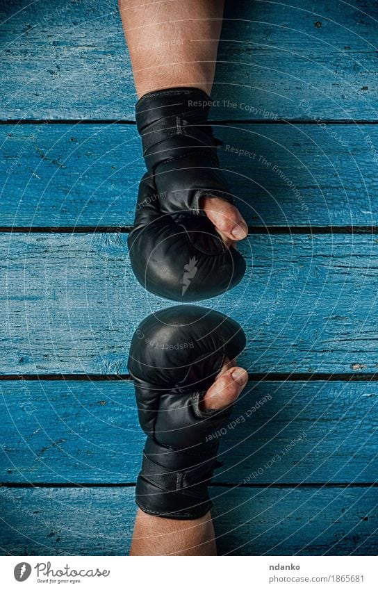 zwei Fäuste in Boxhandschuhen stehen sich gegenüber Sport Erfolg Mensch Mann Erwachsene Hand Finger 1 30-45 Jahre alt sprechen sportlich blau Konkurrenz