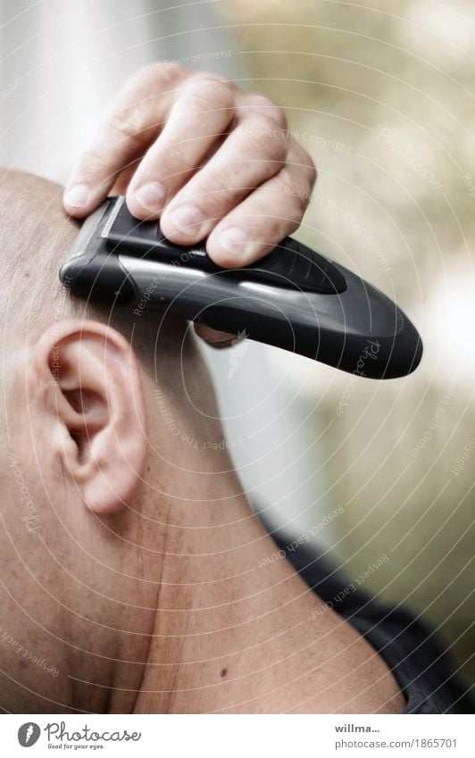 Mann rasiert Glatze Rasierer Erwachsene Kopf Ohr Hand Finger Genauigkeit Körperpflege Rasieren Rasierapparat männlich