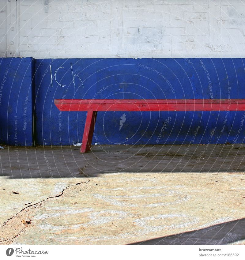 Egotripping Ich egoistisch Bank blau weiß rot Backstein Holz Wand Graffiti Kreide Schriftzeichen Quadrat Beton Riss alt verfallen Sitzgelegenheit