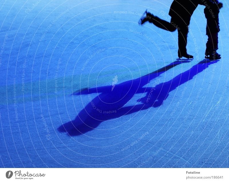 Schlittschuhläufer Sport Wintersport Mensch maskulin Kind Mädchen Mann Erwachsene Kindheit Leben Beine Fuß 2 Schlittschuhe Schlittschuhlaufen Eislaufen