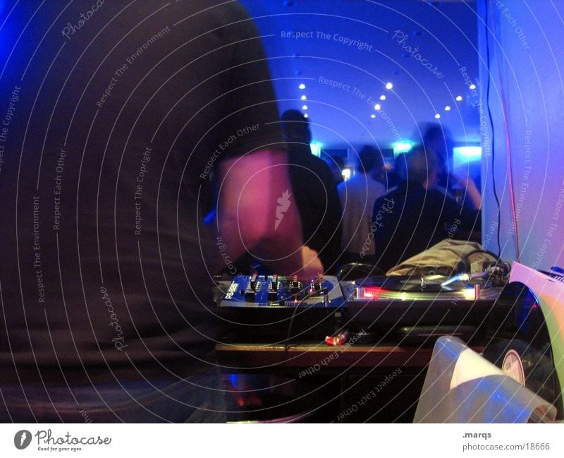 Hinter den Kulissen Nachtleben Party Veranstaltung Musik Club Disco Diskjockey ausgehen Feste & Feiern Tanzen Mensch Menschengruppe Schallplatte liegen blau