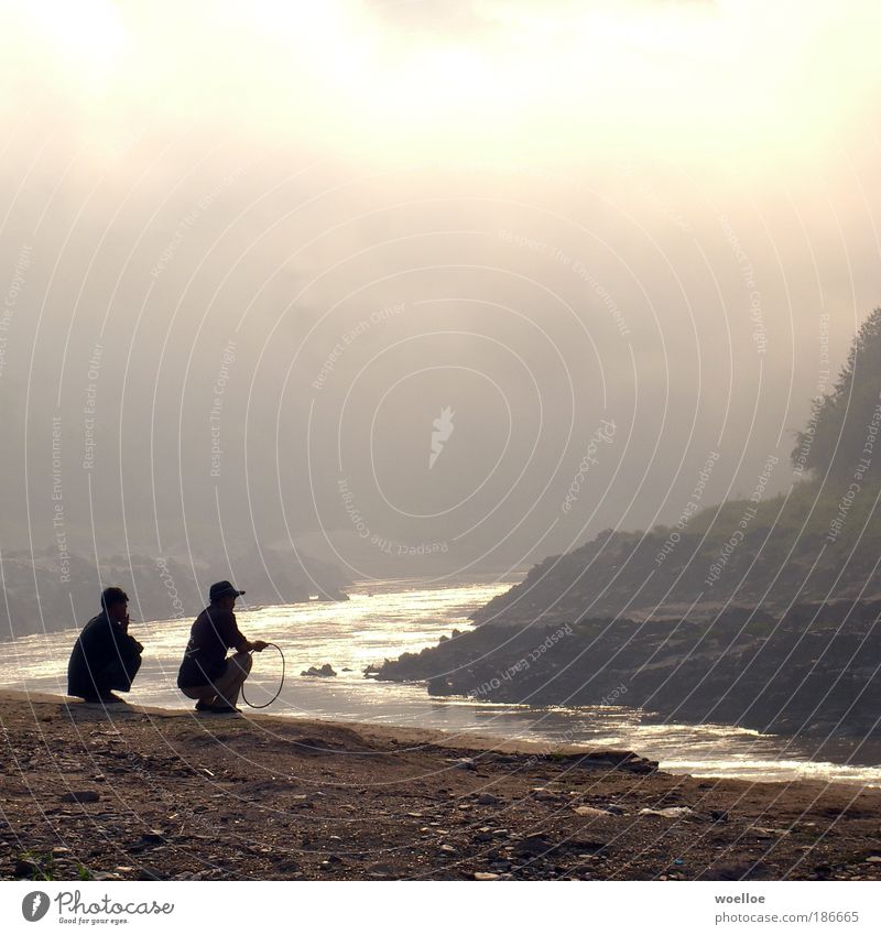Mekong Melancholie Mensch maskulin 2 Natur Landschaft Wasser Wolken Nebel Felsen Flussufer Pak Beng Laos Asien Südostasien Flipflops Mütze Sand beobachten