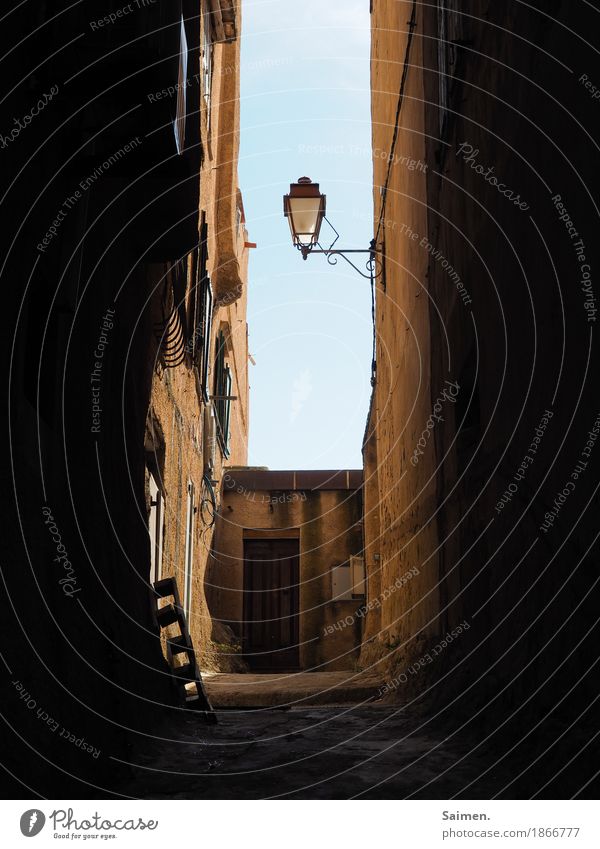 tunnelblick Bauwerk Gebäude Mauer Wand Fassade Fenster alt Italien Ferien & Urlaub & Reisen Straßenbeleuchtung Gasse Paletten Sizilien Himmel Lampe dunkel