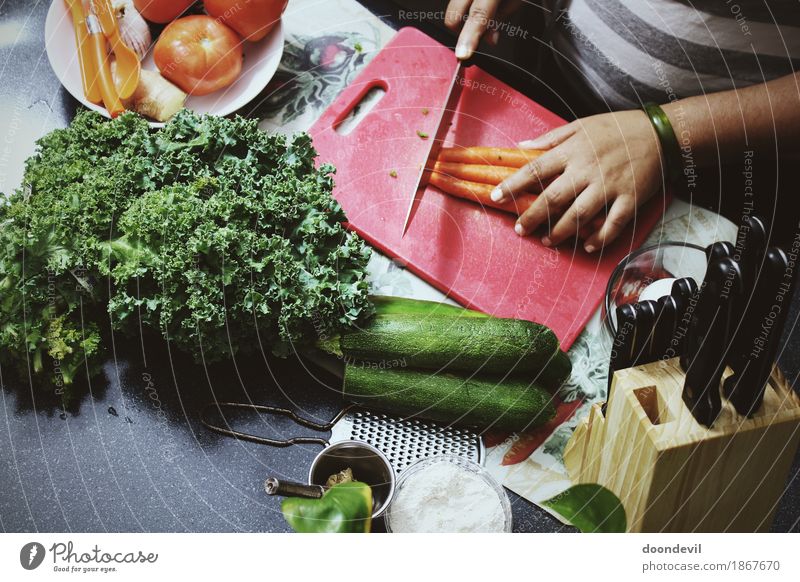 Gesundes Abendessen zu Hause vorbereiten Lebensmittel Gemüse Bioprodukte Vegetarische Ernährung Diät Küche kochen & garen Vorbereitung Teppichmesser Küchentisch