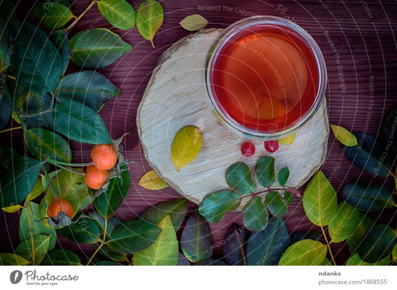 Tee mit Früchten auf einer Holzoberfläche Frucht Baum Blatt heiß natürlich gefallen trinken duftig Lebensmittel geschmackvoll Gesundheit Hintergrund Kräuterbuch