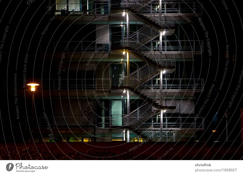 Treppen am Bürohaus bei Nacht Bankgebäude Industrieanlage Gebäude Architektur Fenster grau schwarz Handel Farbfoto Außenaufnahme Kunstlicht Langzeitbelichtung