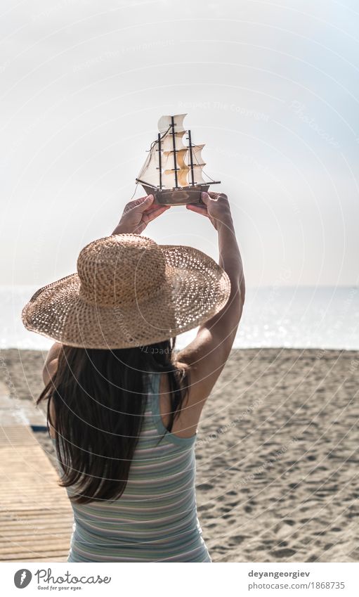 Frau mit Hut halten Bootsmodell Freude Glück schön Ferien & Urlaub & Reisen Tourismus Sommer Strand Meer Dekoration & Verzierung Mädchen Erwachsene Hand Natur