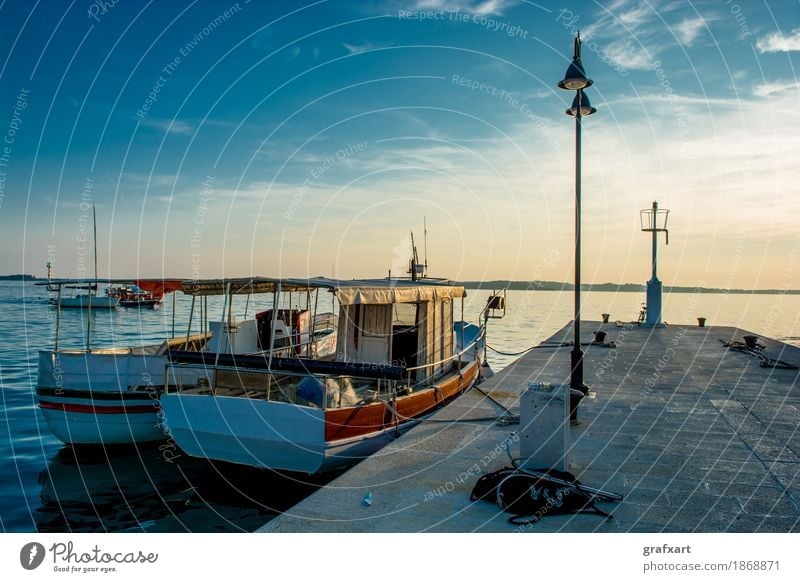 Boote Ankern an Steg in Kroatien bei Sonnenuntergang Hafen Küste Wasserfahrzeug friedlich Anlegestelle Abend alt ankern Dämmerung gebraucht Himmel