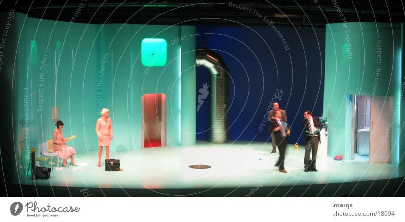 So ein Theater Bühne Kulisse Panorama (Aussicht) grün weiß Show Schauspieler Anzug Smoking Beruf Arbeit & Erwerbstätigkeit Unternehmen Mitarbeiter sprechen