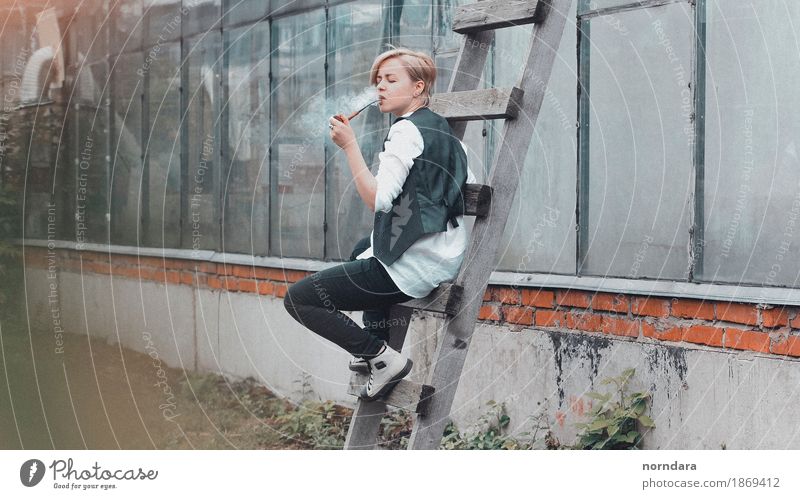 eine Pfeife rauchen Lifestyle androgyn Leben 18-30 Jahre Jugendliche Erwachsene Hemd Hose Weste Schuhe Accessoire blond kurzhaarig träumen Röhren Rauch Rauchen