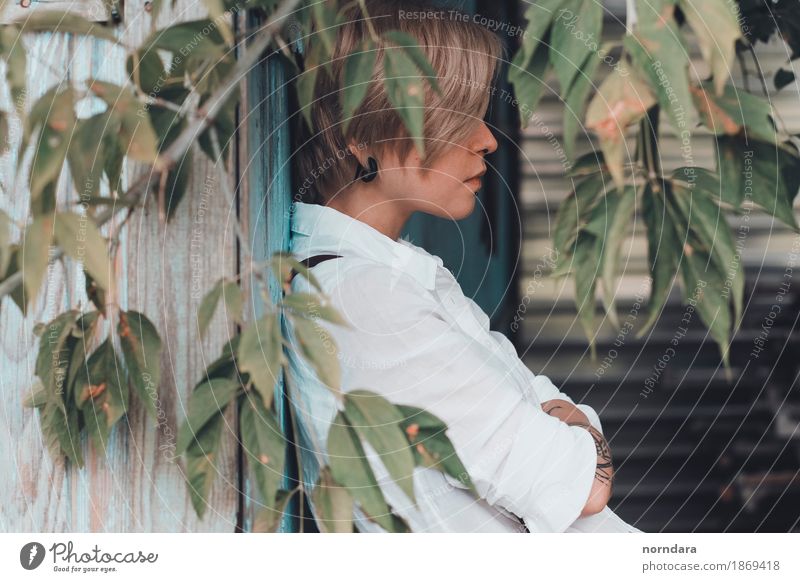 Porträt im Profil androgyn Junger Mann Jugendliche 1 Mensch Hemd Schmuck Ohrringe Haare & Frisuren blond kurzhaarig atmen Denken nah nerdig stark Grünpflanze