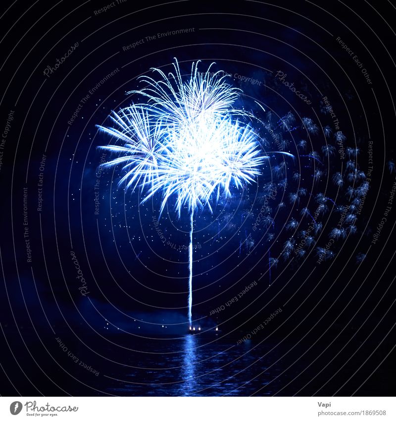 Blaue Feuerwerke mit Wasserreflexion Freude Freiheit Nachtleben Entertainment Party Veranstaltung Feste & Feiern Weihnachten & Advent Silvester u. Neujahr Kunst