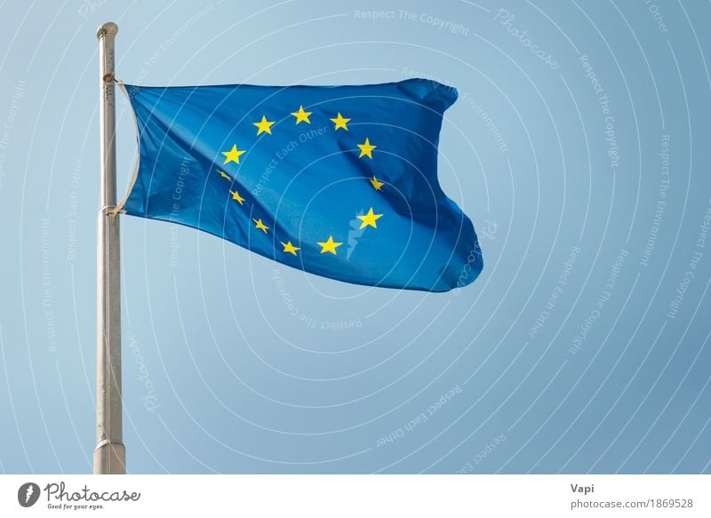 Waving EU-Flagge der Europäischen Union Freiheit Himmel Wolkenloser Himmel Wind Stoff Fahne historisch blau gelb weiß Politik & Staat Zusammenhalt Europäer