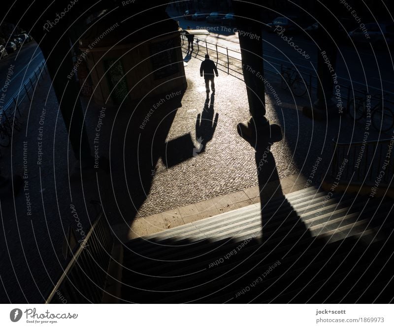 unbekannter Mann bewegt sich im Licht aus der Dunkelheit Architektur Treppe Säule Fußgänger Wege & Pfade gehen außergewöhnlich Stimmung Inspiration