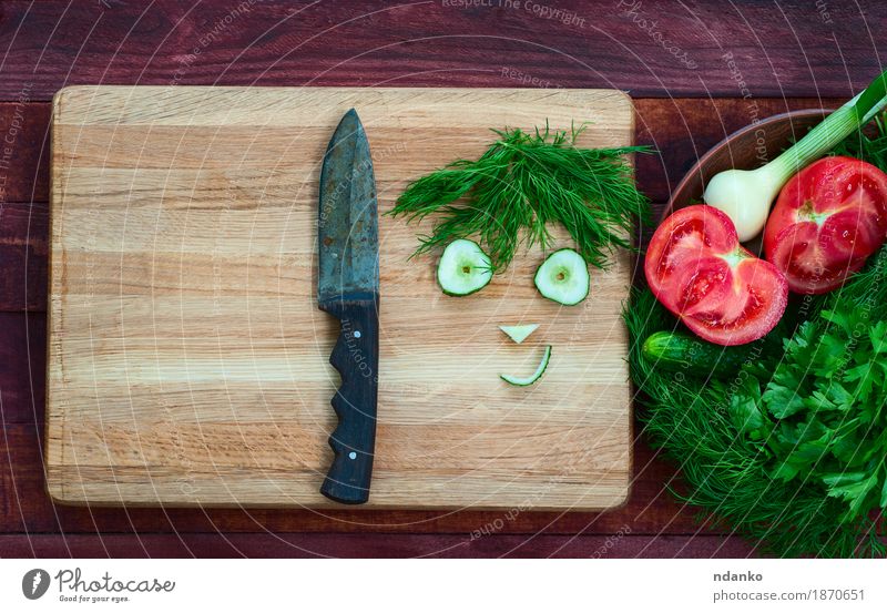 Tomate, Gurke, Zwiebel, Petersilie und Dill auf einer Holzoberfläche Gesicht Küche Pflanze Behaarung Lächeln frisch lecker niedlich braun rot Salatgurke
