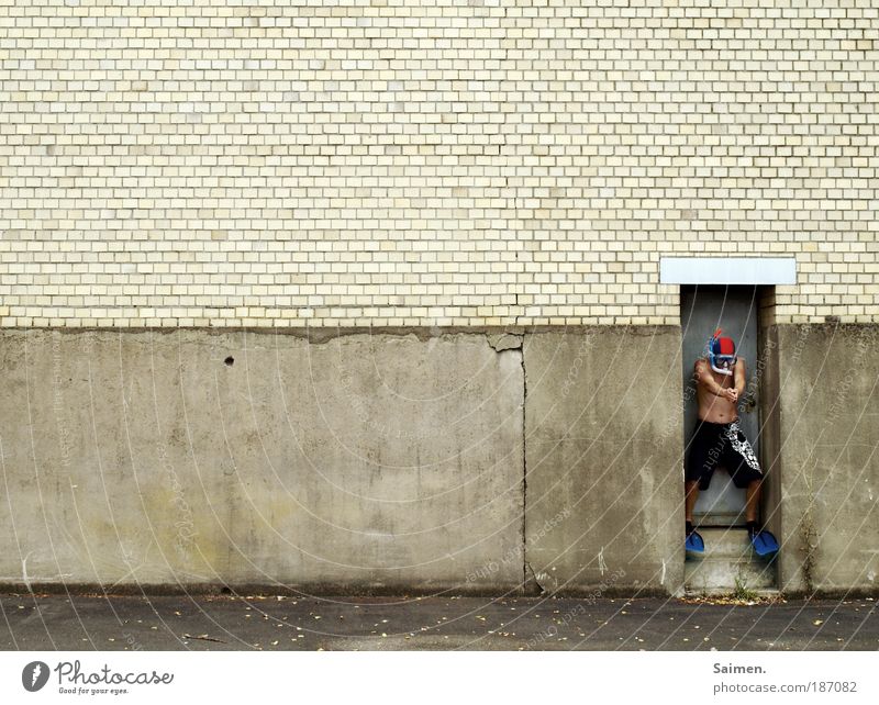 trockenübung Mensch maskulin Mann Erwachsene 1 Mauer Wand Treppe atmen tauchen außergewöhnlich trist Freude Vorfreude Sehnsucht Fernweh einzigartig