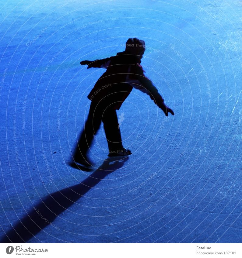 Eisprinzessin Sport Wintersport Sportler Mensch Kind 1 sportlich Coolness elegant Gesundheit kalt Geschwindigkeit blau schwarz Schlittschuhe Schlittschuhlaufen