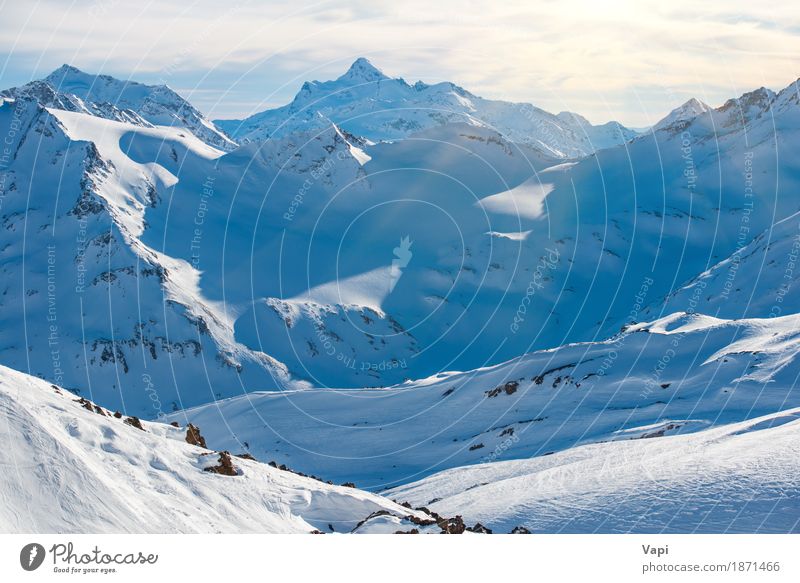 Blaue Berge Snowy in den Wolken Ferien & Urlaub & Reisen Tourismus Abenteuer Winter Schnee Winterurlaub Berge u. Gebirge Klettern Bergsteigen Skier Natur