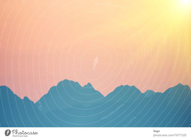 Schöner orange Sonnenuntergang über Bergen Ferien & Urlaub & Reisen Sommer Berge u. Gebirge Umwelt Natur Landschaft Himmel Wolkenloser Himmel Sonnenaufgang