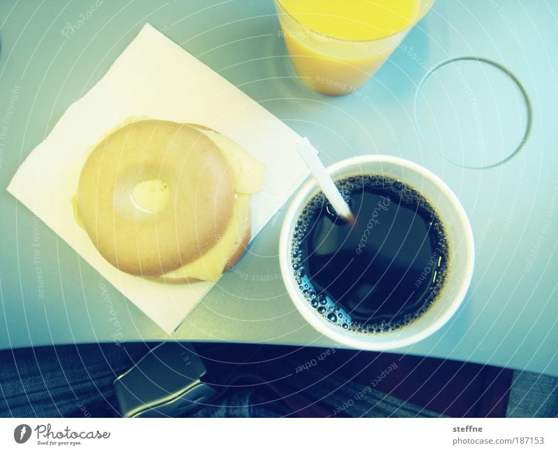 Frühstück mit Tiffany Lebensmittel Käse Brötchen Bagel Kaffeetrinken Fastfood Heißgetränk Saft Serviette Luftverkehr Flugzeug Passagierflugzeug im Flugzeug