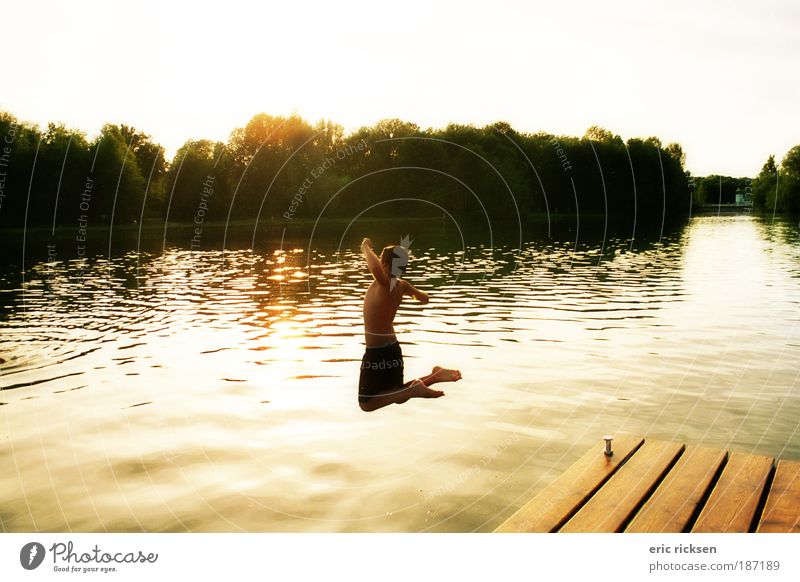 ...und spring!!! Mensch Kind 1 8-13 Jahre Kindheit Natur Landschaft Wasser Himmel Sonnenaufgang Sonnenuntergang Sommer Seeufer Flussufer Strand Fitness springen