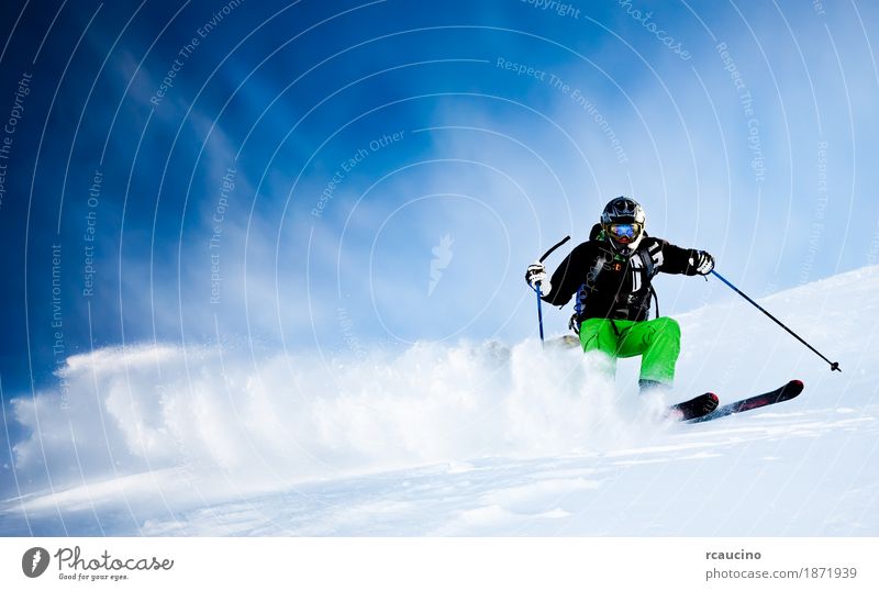 Junger männlicher Freeride-Skifahrer, der eine Drehung im Pulverschnee macht Mensch Junger Mann Jugendliche 1 Energie Klima Kaukasier Freerider Schnee Winter