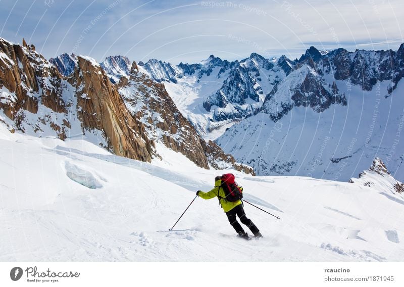 Männlicher Skifahrer, der sich unten in Schneepulver bewegt Freude Abenteuer Winter Berge u. Gebirge Sport Skifahren Mann Erwachsene Landschaft Himmel Gletscher