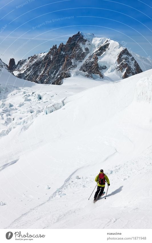 Männlicher Skifahrer, der sich unten in Schneepulver bewegt Freude Abenteuer Winter Berge u. Gebirge Sport Skifahren Mann Erwachsene Landschaft Himmel Gletscher