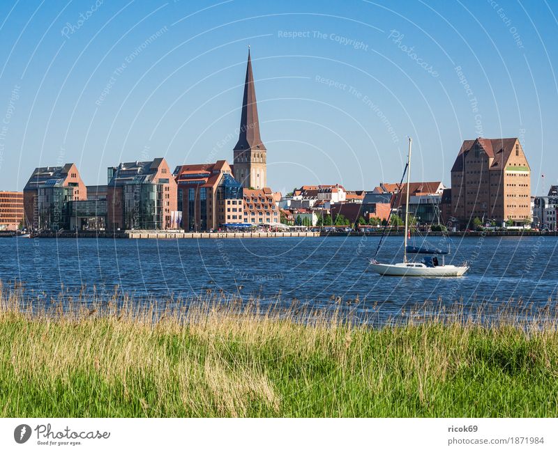 Blick über die Warnow auf die Hansestadt Rostock Ferien & Urlaub & Reisen Tourismus Segeln Wasser Wolkenloser Himmel Fluss Stadt Hafen Architektur Segelboot