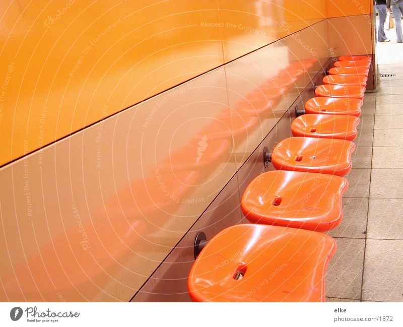 sitzplätze Siebziger Jahre Sitzgelegenheit Fototechnik Statue orange Mensch