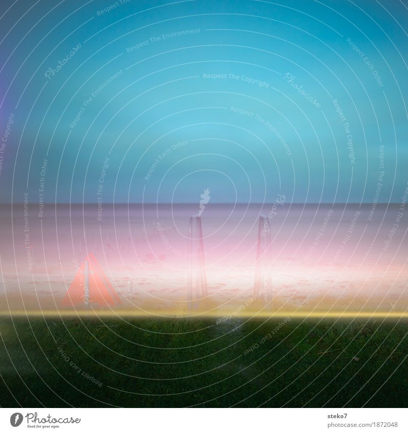 Einstieg für Traumtaucher Wiese Küste Strand Ostsee Surrealismus Symmetrie Abstieg Leiter Fehlfarbe Phantasie träumen Farbfoto Experiment Menschenleer