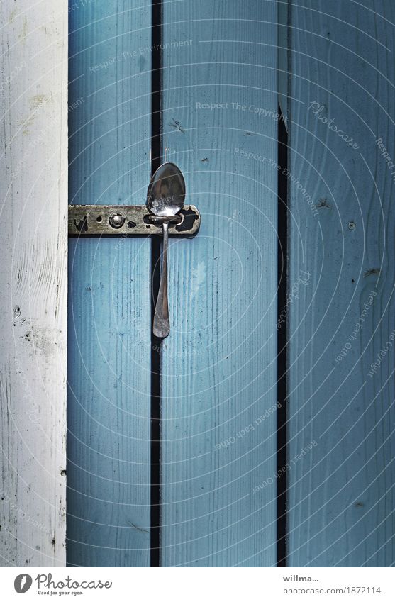Die Löffellösung Sicherheit sparsam Versicherung Tür Verschluss geschlossen schließen Platzhalter Kreativität blau weiß Türverschluss ausgeschlossen aussperren