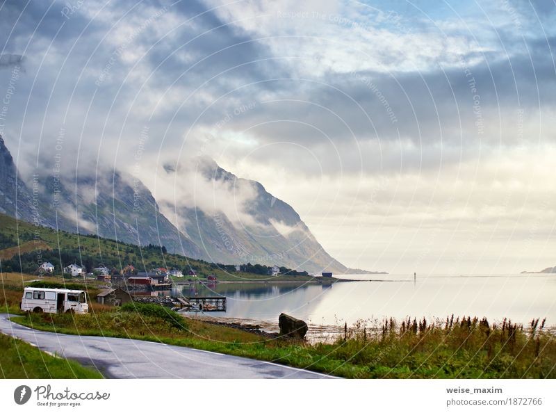 Norwegen-Dörfer im Fjord auf Lofoten Inseln. Bewölkter nordischer Tag Lifestyle Ferien & Urlaub & Reisen Tourismus Ausflug Abenteuer Freiheit Sommer