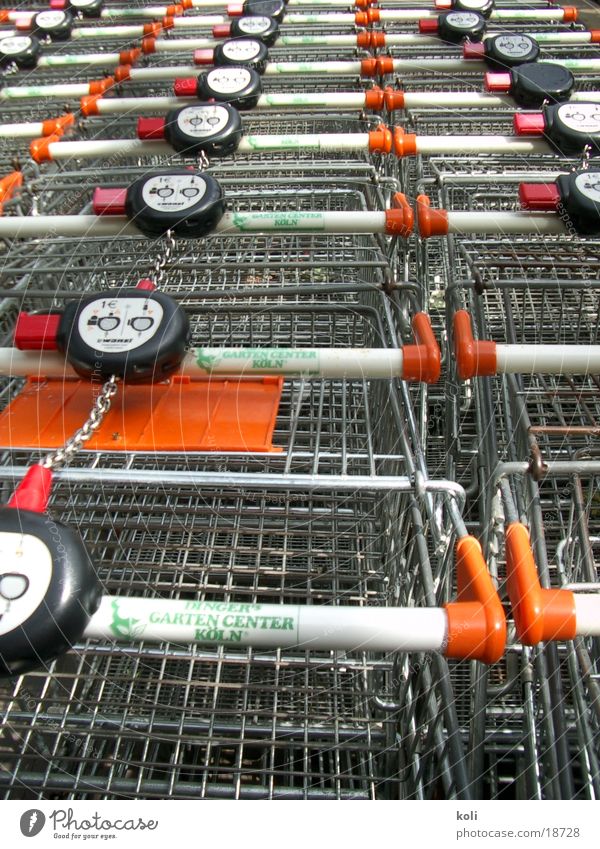 Einkaufsrausch Einkaufswagen Ladengeschäft mehrere Dienstleistungsgewerbe viele garten center Reihe orange Metall