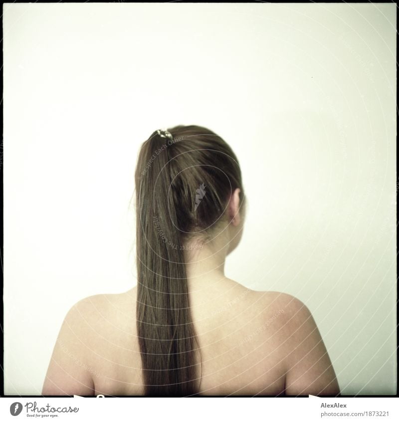 Analoges (6x6) rückwärtiges Portrait einer jungen Frau mit langen, brünetten Haaren, die zu einem Zopf gebunden sind schön Körper Haare & Frisuren Junge Frau