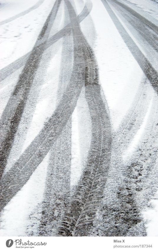 Spuren im Schnee Winter Wetter schlechtes Wetter Eis Frost Verkehr Verkehrswege Straße fahren kalt weiß Reifen Reifenspuren Schneeflocke Linie Farbfoto