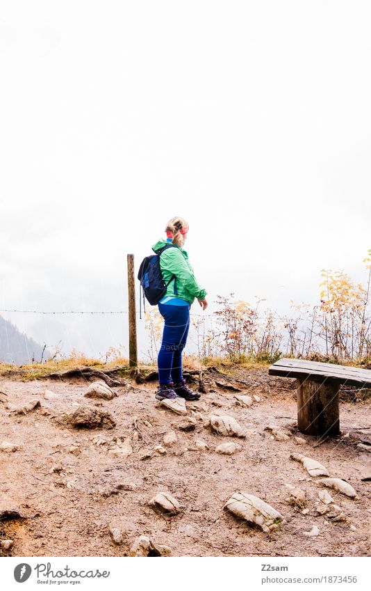Halbzeit Berge u. Gebirge wandern Sport Frau Erwachsene 30-45 Jahre Landschaft Wolken Herbst schlechtes Wetter Nebel Alpen Gipfel Rucksack Stirnband gehen blond