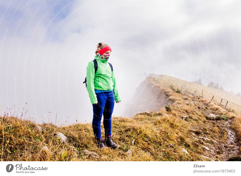 brrrrrrr! Berge u. Gebirge wandern Sport Frau Erwachsene Natur Landschaft Wolken Sonne Herbst Nebel Alpen Gipfel Stirnband Rucksack blond stehen Coolness