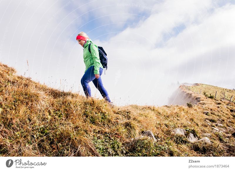 Gratwanderung Abenteuer Berge u. Gebirge wandern Sport Frau Erwachsene 18-30 Jahre Jugendliche Natur Landschaft Wolken Herbst Schönes Wetter Nebel Alpen Gipfel