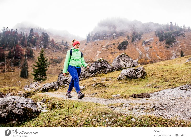 stolzen Schrittes Freizeit & Hobby Berge u. Gebirge wandern Sport Junge Frau Jugendliche 18-30 Jahre Erwachsene Wolken Herbst schlechtes Wetter Nebel Alpen