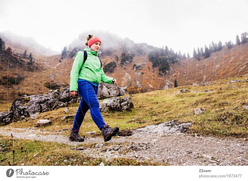 Wandern am Spitzing / Oberbayern Freizeit & Hobby Berge u. Gebirge wandern Sport Junge Frau Jugendliche 18-30 Jahre Erwachsene Natur Landschaft Wolken Herbst
