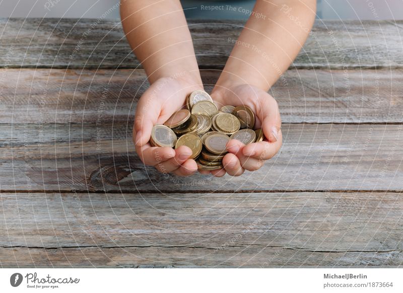 Kinder Hände halten viele Münzen von Euro Geld Mensch maskulin Kindheit Hand 1 3-8 Jahre reich retro kaufen sparsam Taschengeld Farbfoto Studioaufnahme