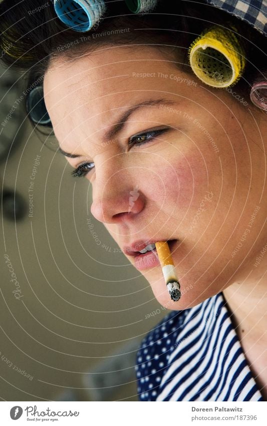 Rauchende Frau mit Lockenwicklern im Haar Haare & Frisuren Dienstleistungsgewerbe Mensch feminin Haut Kopf Gesicht Auge Nase Mund Lippen Zähne 1 18-30 Jahre
