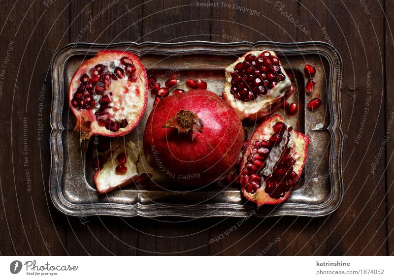 Öffnen Sie frische reife Granatäpfel Frucht Ernährung Vegetarische Ernährung Diät exotisch Holz Metall lecker saftig braun rot Ackerbau Antioxidans Lebensmittel