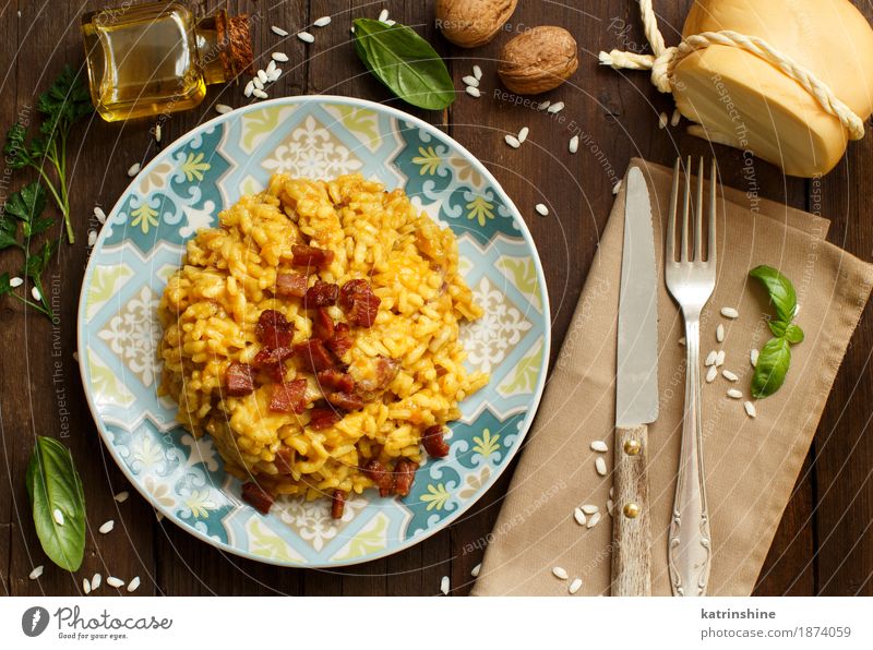 Risotto mit einem Kürbis und einem Speck Käse Gemüse Getreide Kräuter & Gewürze Öl Ernährung Mittagessen Abendessen Diät Italienische Küche Teller